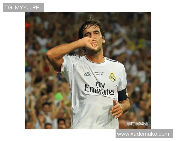 足球明星举杯庆祝瞬间展现团结与荣耀的激情时刻