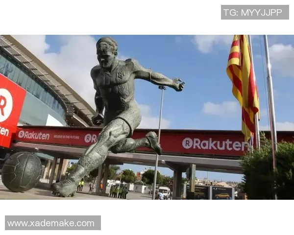 雕像足球明星的身份揭秘及其背后的故事与成就分析